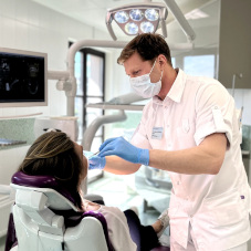 Почему имплантацию зубов не стоит откладывать